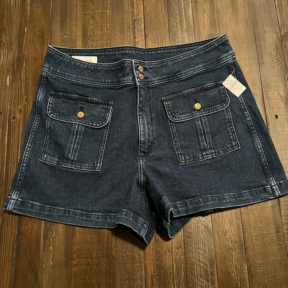 New with tags GAP denim patch pocket shorts